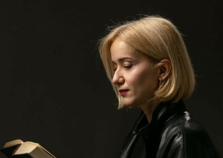 профил протрет на писателката Симона Јованоска