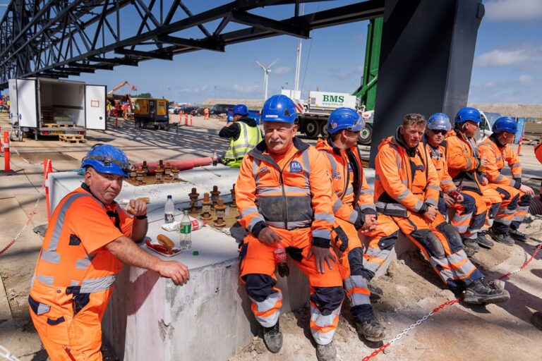 Работници со заштитни шлемови на градилиште во Германија.