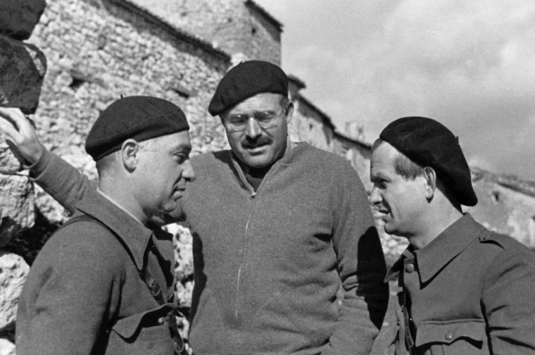Оваа историска фотографија од 1937 година, направена за време на Шпанската граѓанска војна, го прикажува американскиот романсиер и воен дописник Ернест Хемингвеј (во средината), покрај советскиот новинар и писател Илја Еренбург (лево) и германскиот писател и комесар во Интернационалните бригади Густав Реглер.