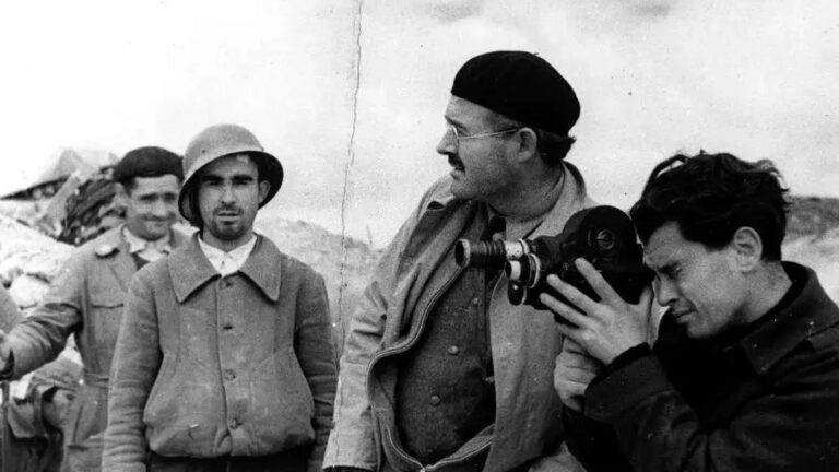Ернест Хемингвеј со група мажи, меѓу кои и снимател со филмска камера, за време на Шпанската граѓанска војна.